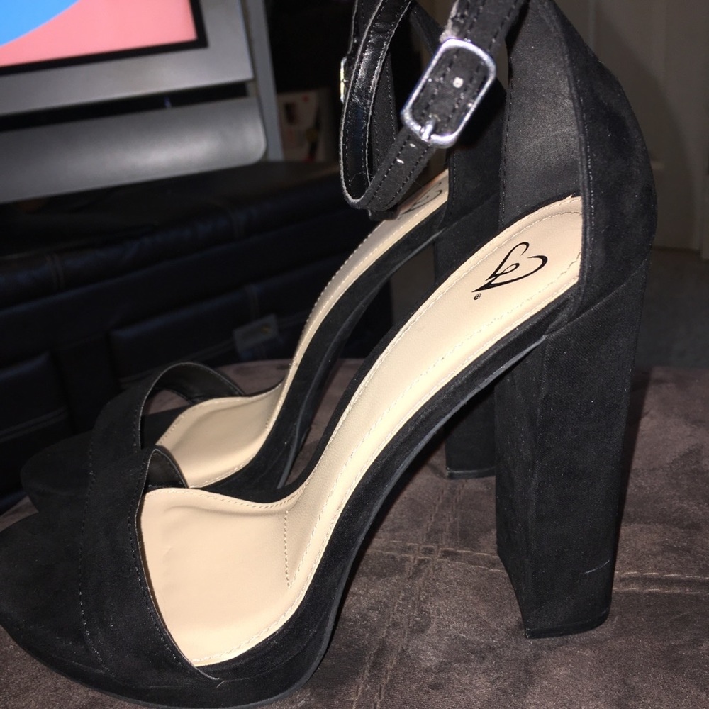 Heels - Picture 2 of 3
